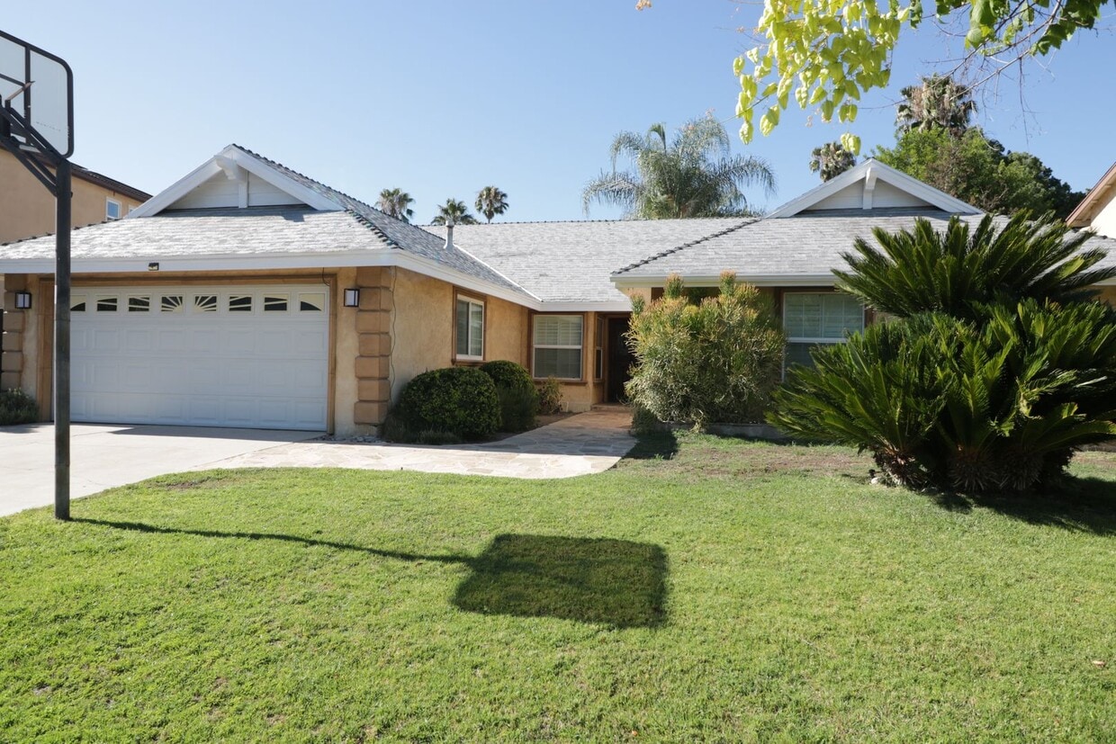 Foto principal - Beautiful West Hills Pool Home For Lease!