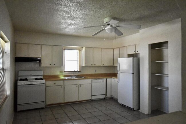 Building Photo - 5204 Guadalupe St