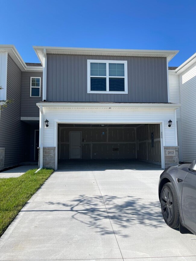 Foto del edificio - Beautiful 3 bed, 2 bath townhome $2200