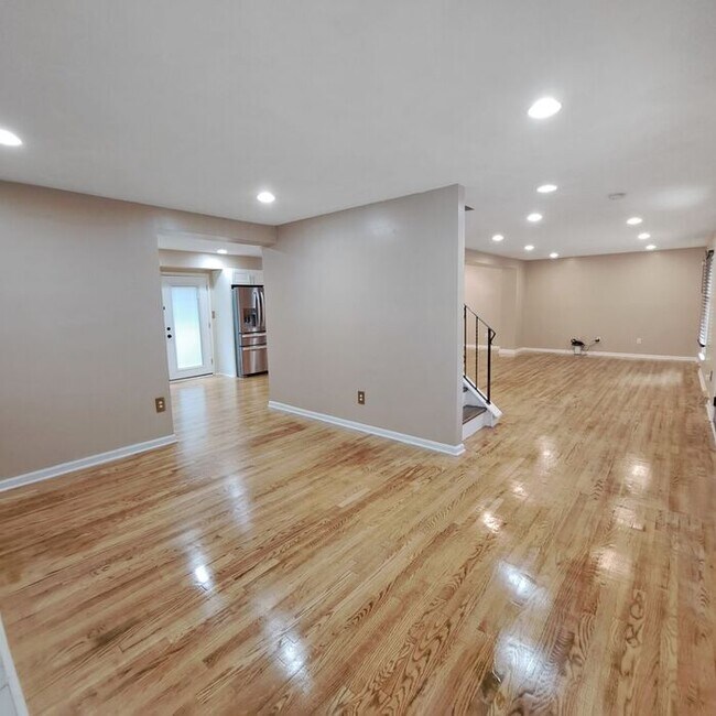 Building Photo - Amazing Pet Friendly 6/Bedroom, 4 Bathroom...