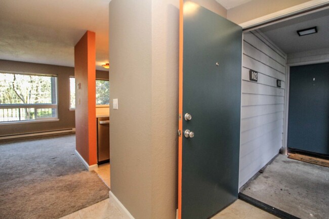 Building Photo - Exceptional Bottom floor Condo in Kirkland...