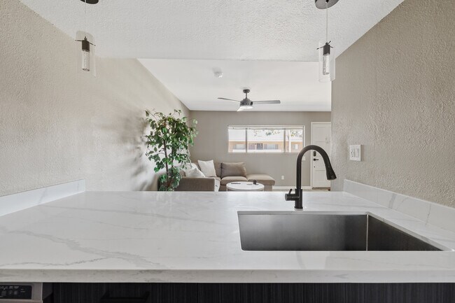 Foto del edificio - 7436 E Chaparral Rd