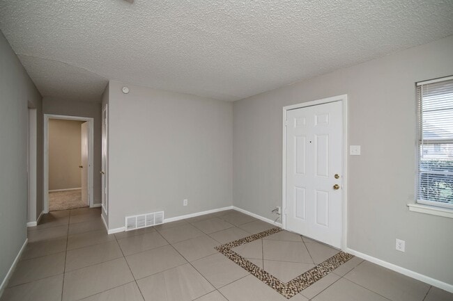 Building Photo - Live Comfortably in this 3 bedroom home! Available Now!