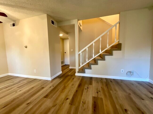 Building Photo - 1072 Townhouse Dr