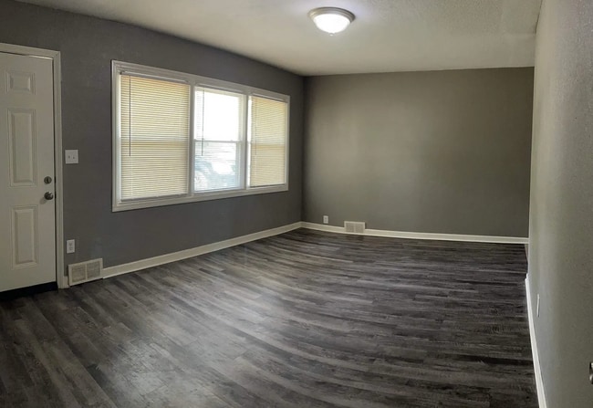 Building Photo - 4 Bed, 1 Bath Home in South Kansas City!