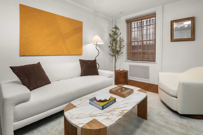 Building Photo - 3 E 9th St