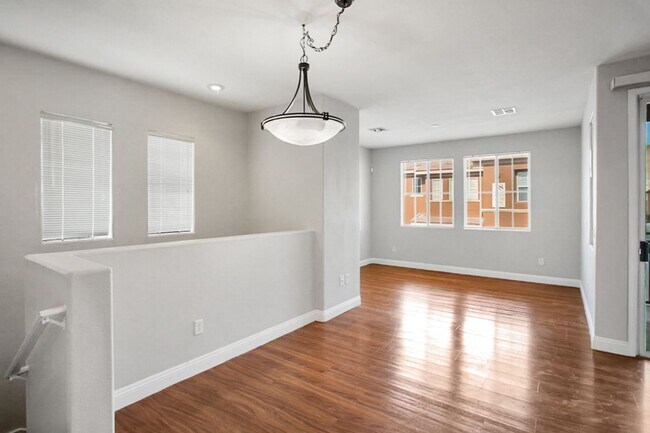 Building Photo - 2 Bed, Den, 1 Car Garage, Gated Northwest Condo