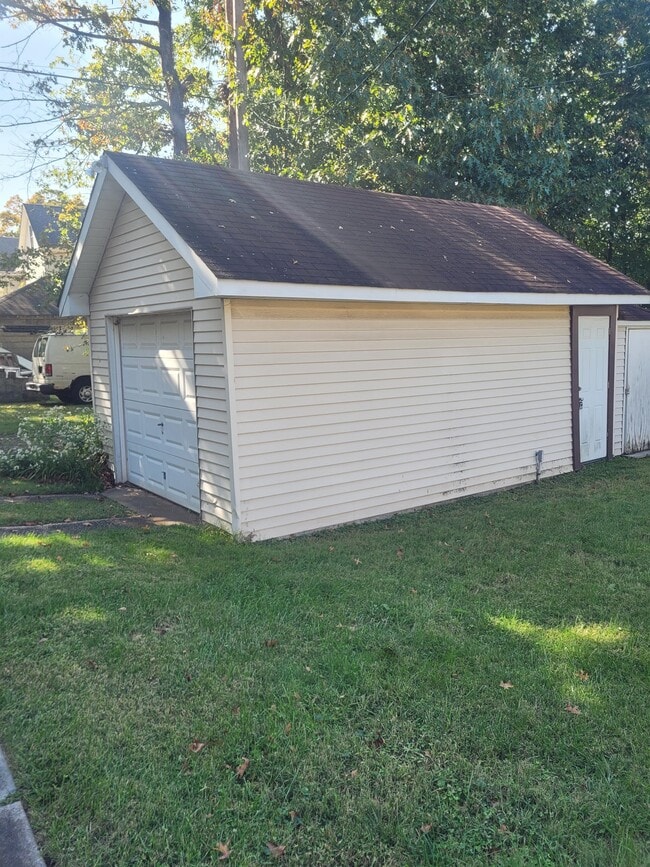 Building Photo - 745 Highland Ave