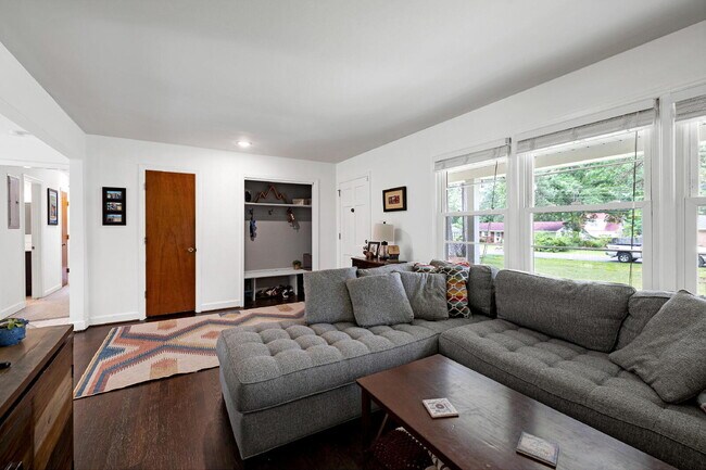 Foto del edificio - 4824 Stafford Dr
