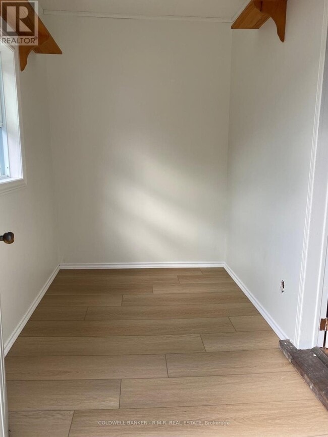 Photo du bâtiment - 348 University Ave W