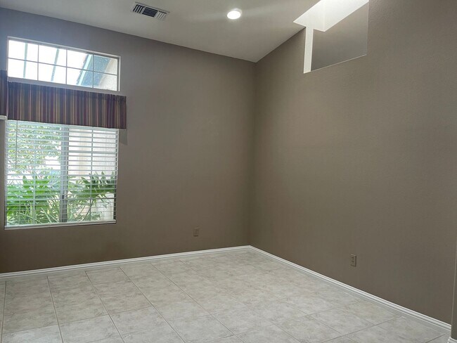 Foto del edificio - 3 Bdrm, 2 Bath Located in Stockdale West w...