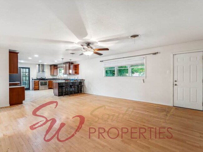 Foto del edificio - 3 Bed / 2 Bath House Steps from TSU Memorial Stadium — Perfect for Roommates!