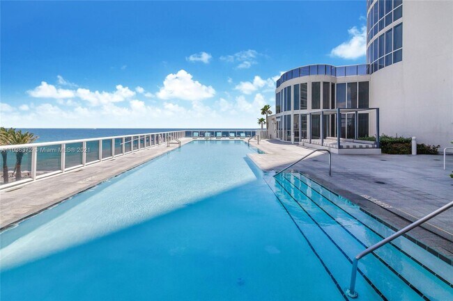 Foto del edificio - 15901 Collins Ave