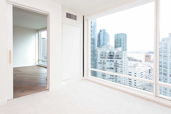 Building Photo - Gorgeous Condo with Bridge and Water Views