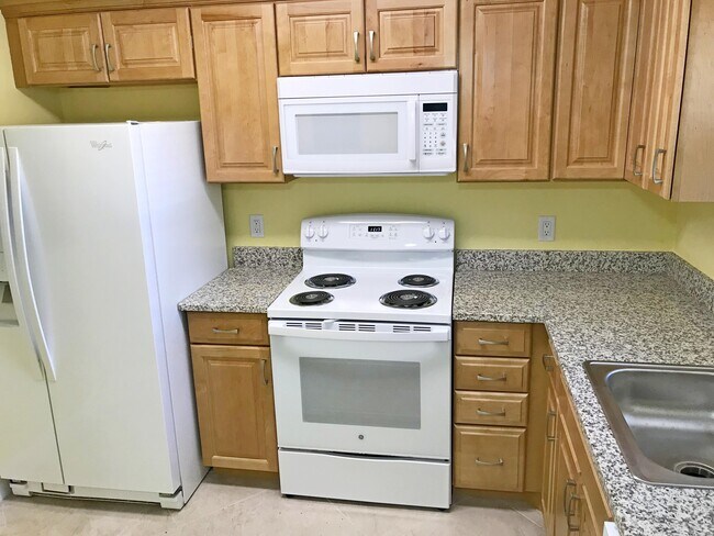 Building Photo - 21904 Lake Forest Cir