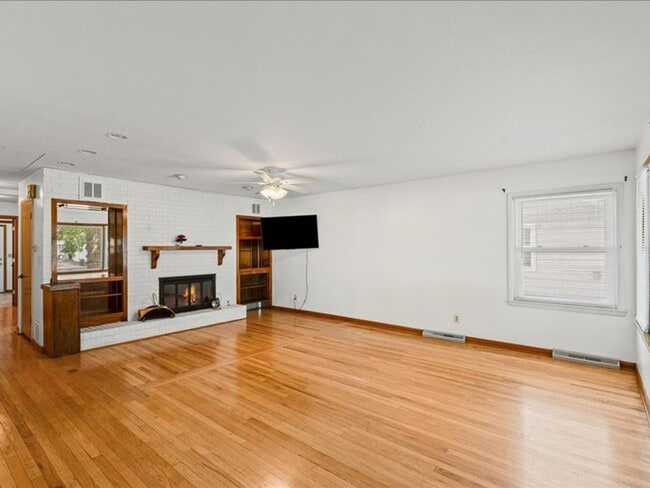 Building Photo - Spacious 3-Bedroom Home with Oversized Garage Space!