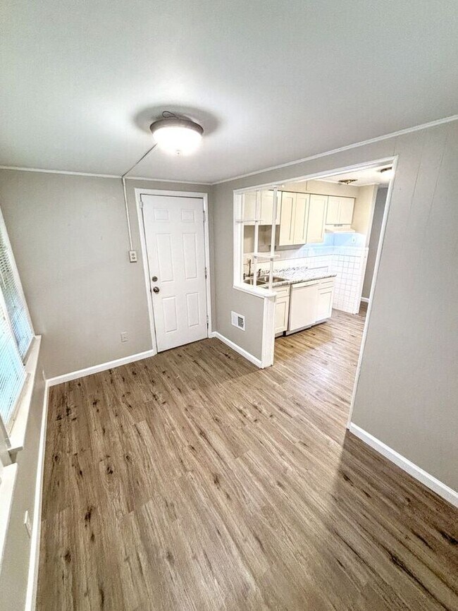 Foto del edificio - Charming 3-Bedroom Home with Fenced Yard a...