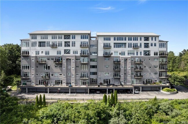Foto del edificio - 586 W Thames St