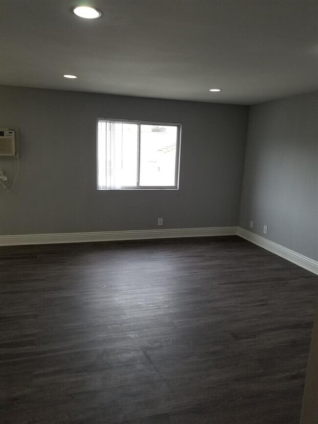 Foto del edificio - 6123 Eleanor Ave