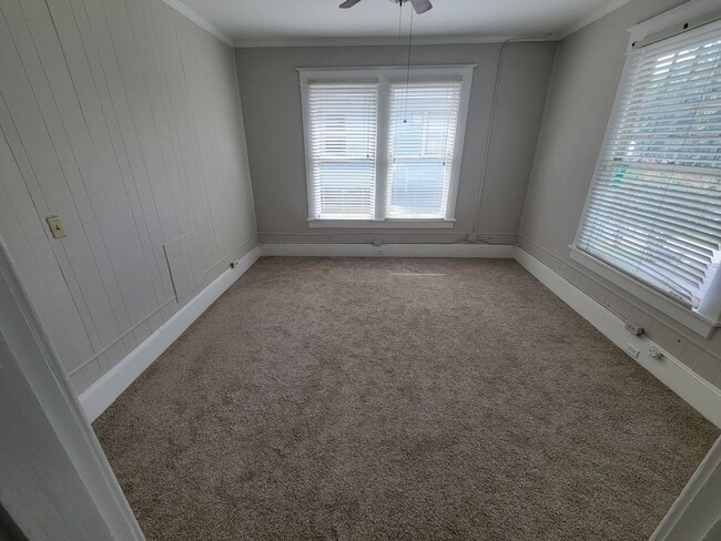 Building Photo - Charming 2-Bedroom Upstairs Apartment off ...