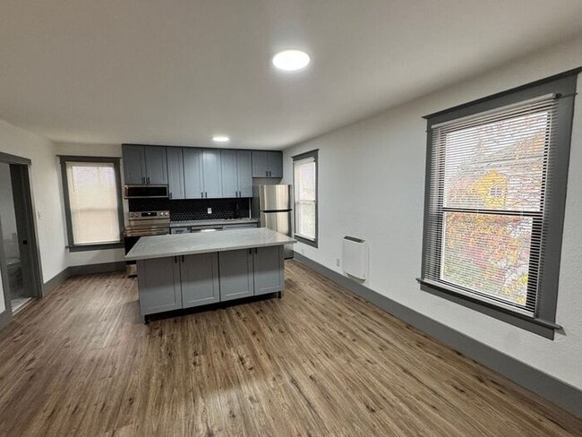 Foto del edificio - 2 Bedroom 1 Bath Duplex Upper Unit in Tacoma!