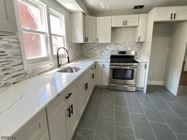 Foto del edificio - 905 Sanford Ave