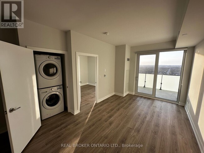 Photo du bâtiment - 4130-4130 Parkside Village Dr