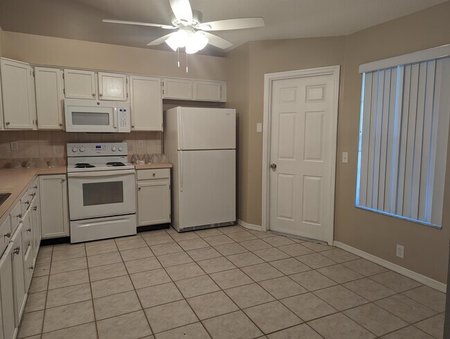 Building Photo - 1008 Jacaranda Cir