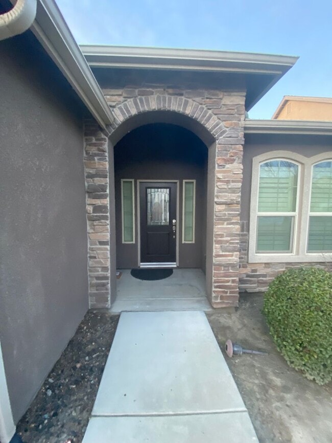 Building Photo - Move into Northwest Hanford and relax in y...