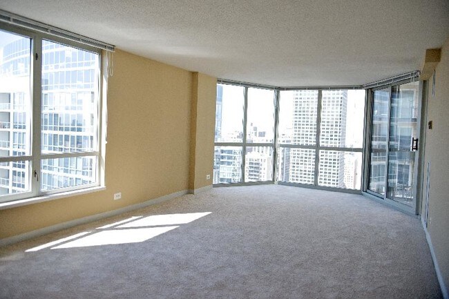 Building Photo - 15 E Delaware Pl