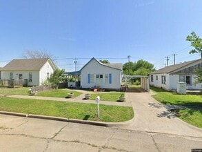 Building Photo - 217 W Oak St