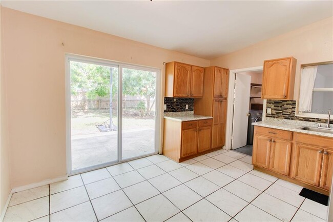 Foto del edificio - 3633 Ranchwood Rd