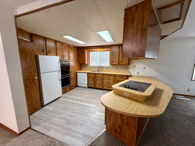 Large Kitchen - 625 S Evergreen Rd