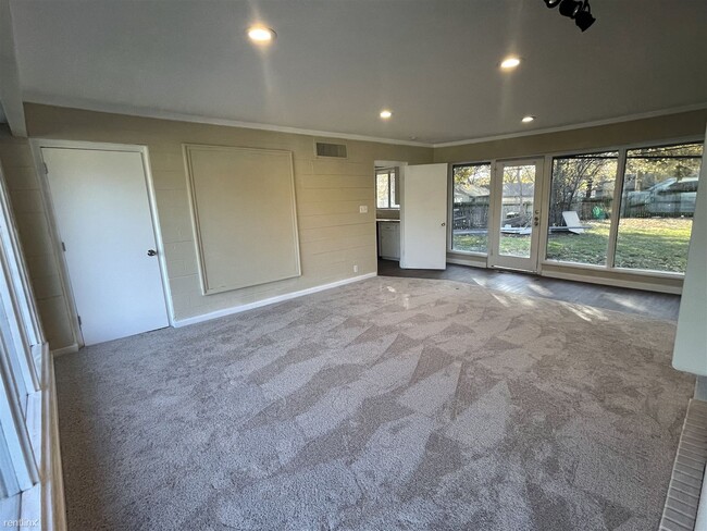 Building Photo - 3 br, 1 bath Duplex - 2233 W Oak St Apt 101