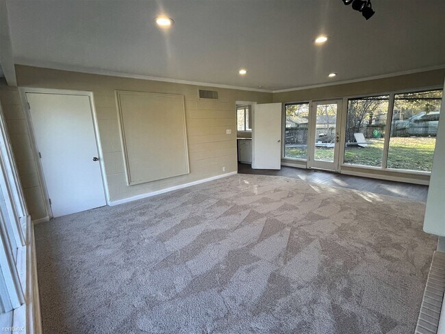 Foto del edificio - 3 br, 1 bath Duplex - 2233 W Oak St Apt 101