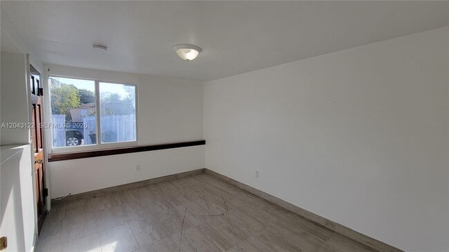 Building Photo - 14200 NE 15th Ave