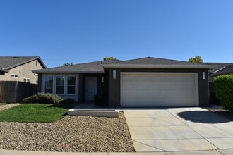 Building Photo - 524 Janell Ct