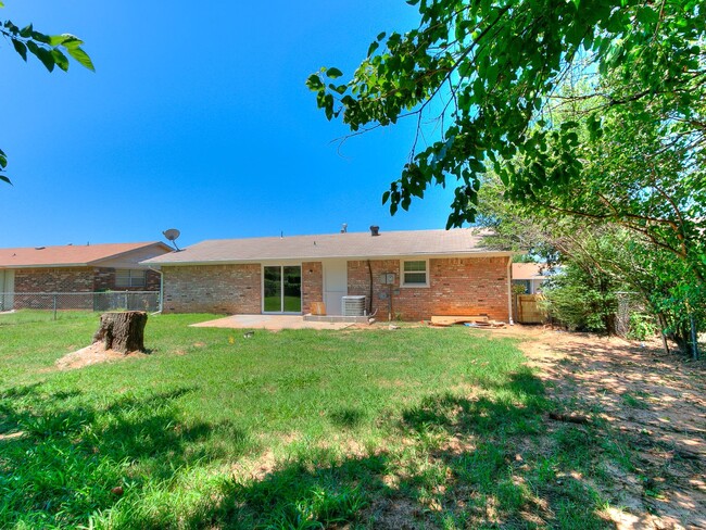 Building Photo - 4 Bedroom/2 Bath home with fenced yard.