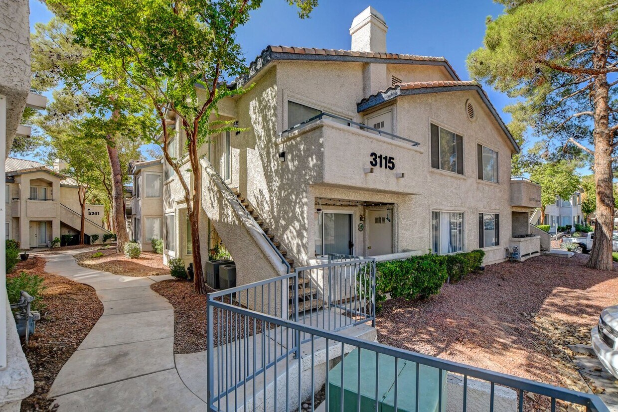 Foto principal - Great 2 bedroom 2 bathroom upstairs condo!