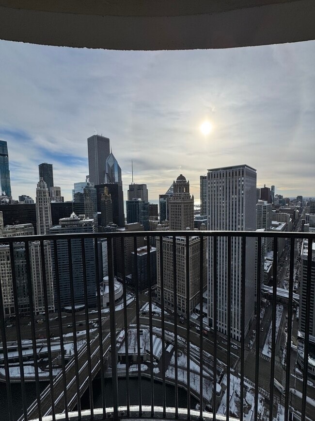 Foto del edificio - 300 N State St