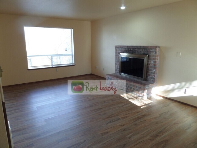 Foto del edificio - Cute Duplex with Attached Garage in Brown'...