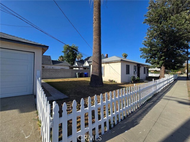Building Photo - 260 W 18th St