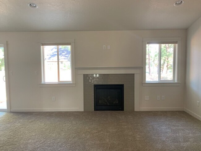 Building Photo - Gorgeous 3-bedroom Hayden Home in Sisters!