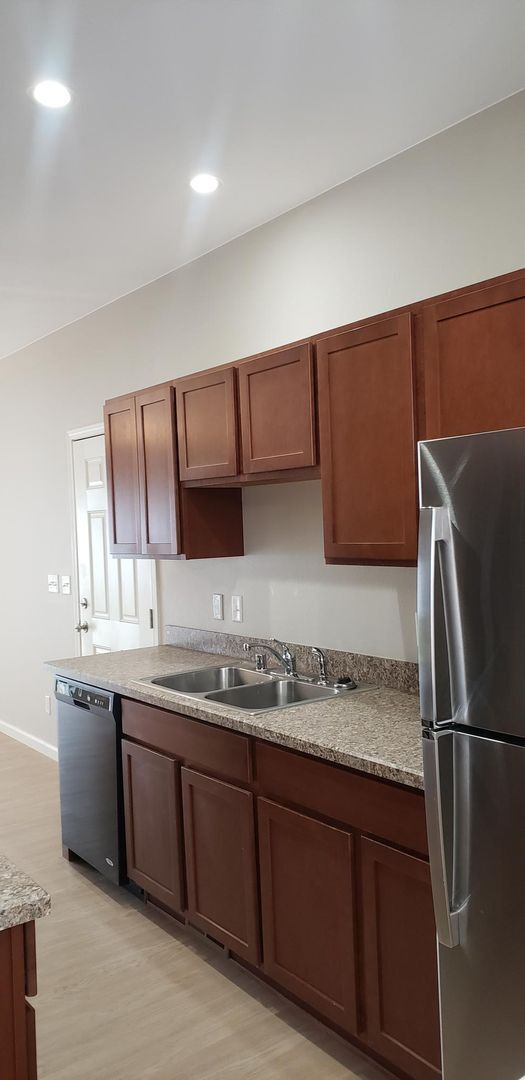 Foto del edificio - 1338 E 6th St