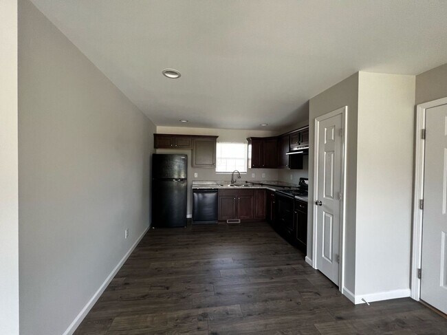 Building Photo - Newer Single Family Home