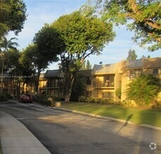 Building Photo - 10431 N Kendall Dr