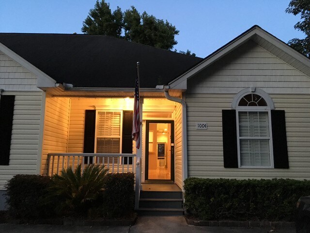 Primary Photo - 1004 Harbor Oaks Dr