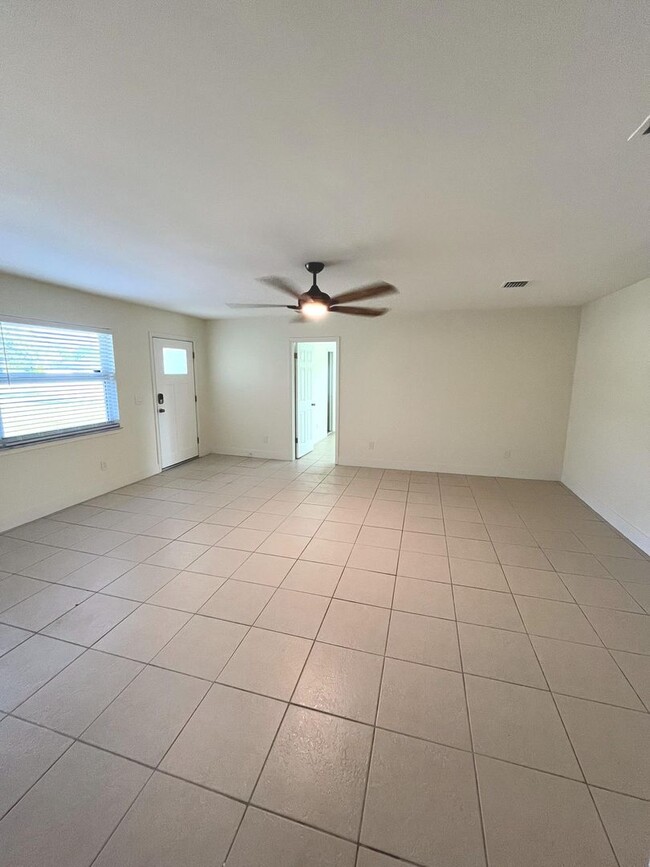 Building Photo - Updated 3 bedroom 2 Bathroom home in Beau ...