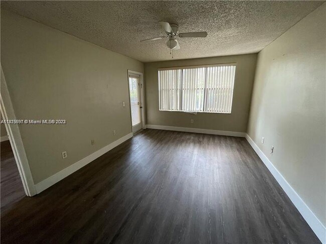 Foto del edificio - 4481 W McNab Rd