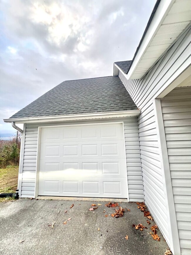 Building Photo - Two level patio home